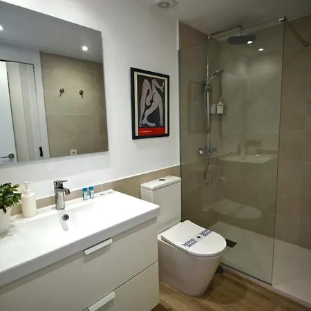 1-bedroom With Spectacular Marina & Sea Views In Lägenhet